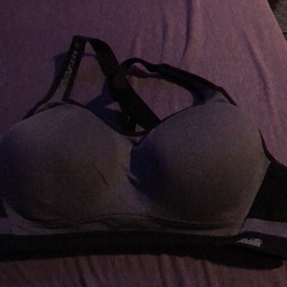 I’m selling a black and grey bra